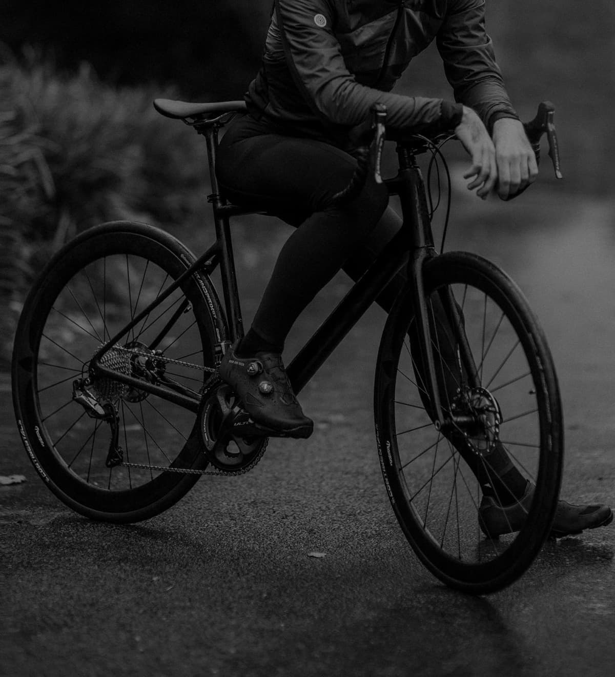 pessoa parada em uma bicicleta